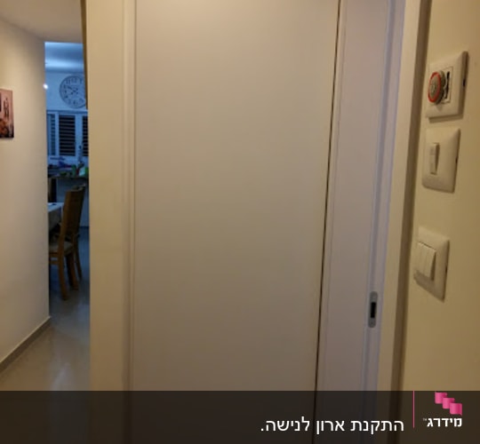 מסדרון עם דלת הזזה לבנה